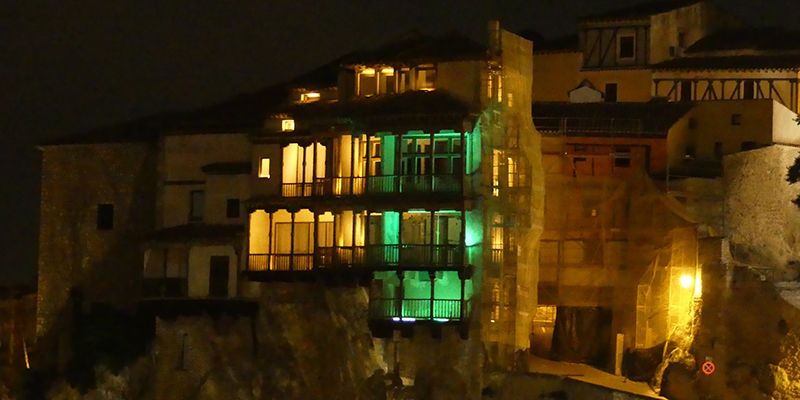 Las Casas Colgadas se tiñen de verde con motivo del Día Mundial del Alzheimer