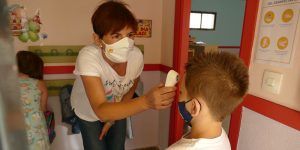 Los niños vuelven a la escuela de Albendea ocho años después