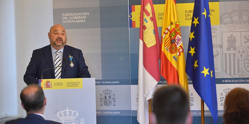 Mercedes Gómez entrega la Cruz de la Orden del Mérito Civil a Vicente Plaza, jefe de Protección Civil de la ciudad de Guadalajara