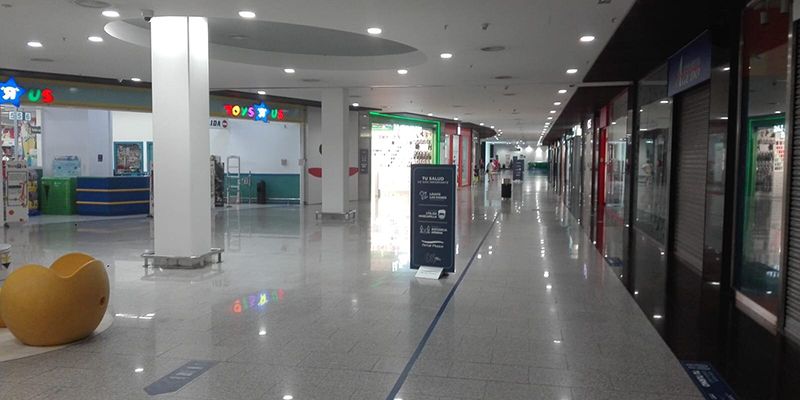 UGT entrega 3.000 firmas a la consejera de Economía para cerrar antes los comercios el 24 y el 31 de diciembre