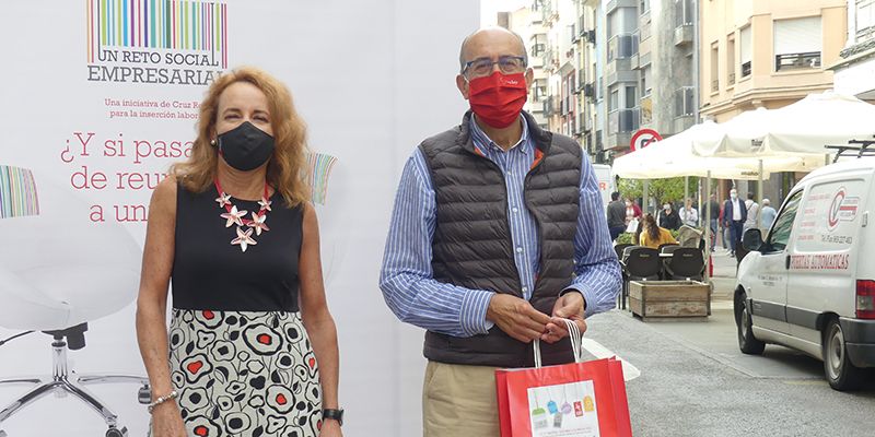 Un centenar de comercios de Cuenca reparten 10.000 bolsas revindicando el talento por encima de la edad, el sexo y el origen