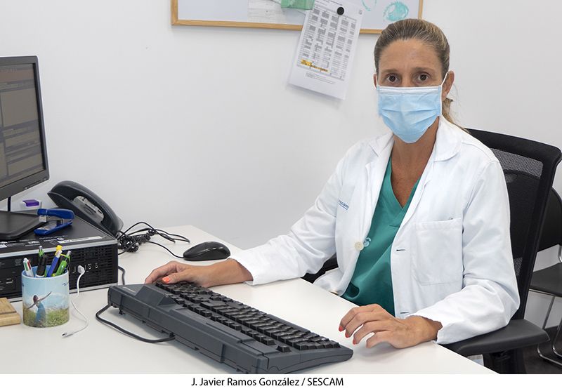 Una neumóloga del Hospital de Guadalajara participa en la elaboración de un documento basado en una estrategia integral contra la Covid-19