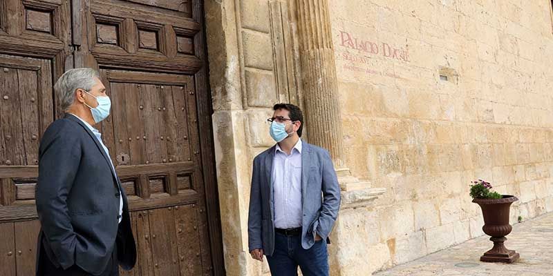 Visita institucional de la UAH a Pastrana para hablar sobre revitalización del uso del Palacio Ducal