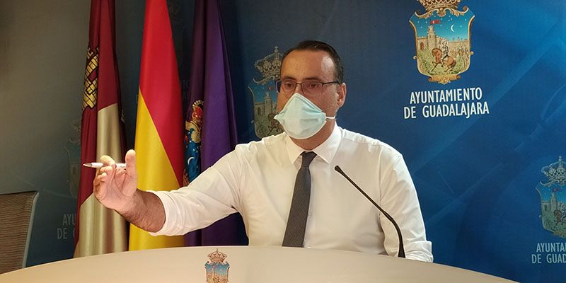 VOX denuncia que “Alberto Rojo va a gastar 90.000 euros en contratar una agencia para difundir su contenido propagandístico y con fines ideológicos”