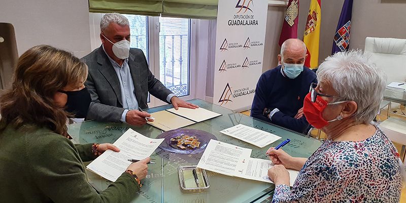 Diputación de Guadalajara y Cruz Roja formalizan el convenio para llevar ‘Como en Casa’ a la comarca de Molina