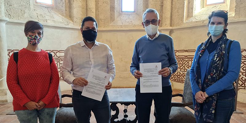 El Ayuntamiento de Brihuega y Caritas Diocesana Sigüenza-Guadalajara firman un convenio de colaboración destinado a los jóvenes del IESO Briocense