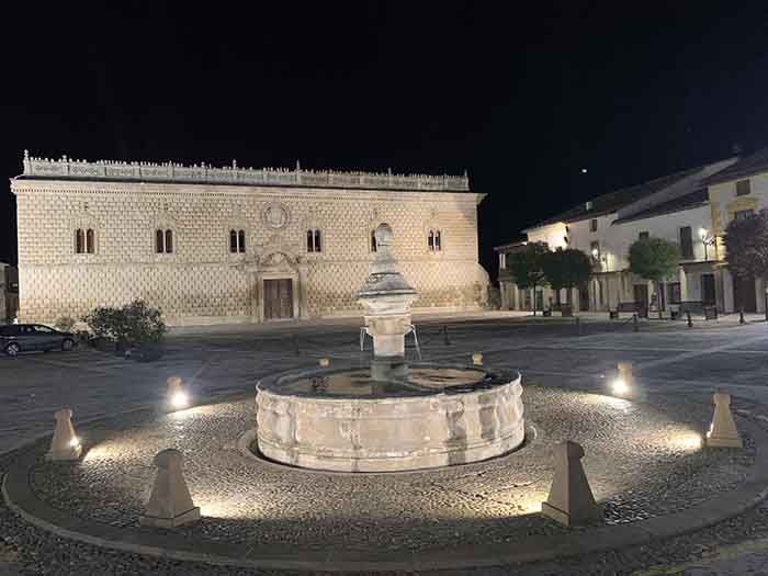 El Ayuntamiento de Cogolludo realza la fuente de la Plaza Mayor con iluminación ornamental