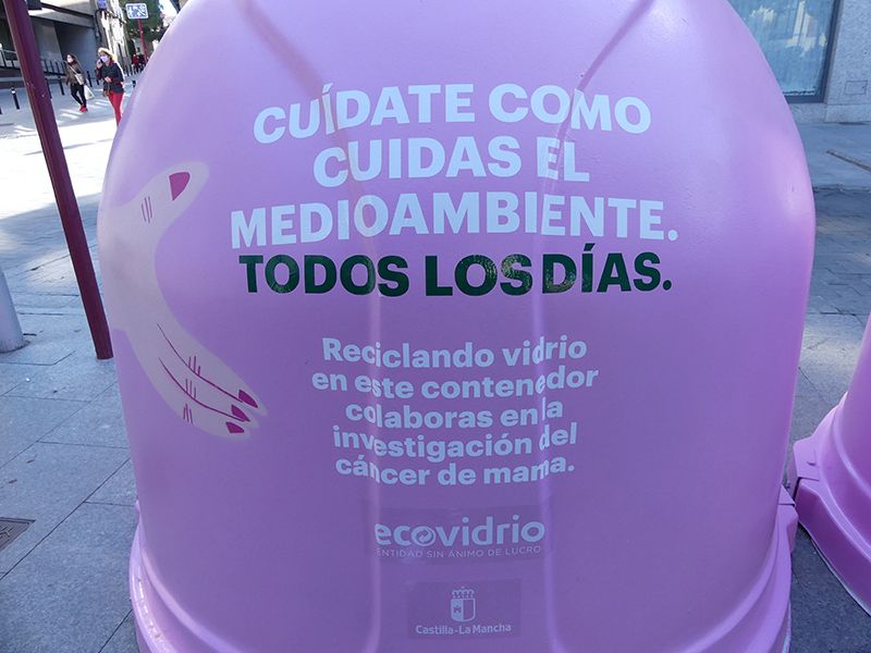 El Ayuntamiento de Guadalajara se suma a la campaña solidaria ‘Recicla vidrio por ellas’ de apoyo a la lucha contra el cáncer de mama