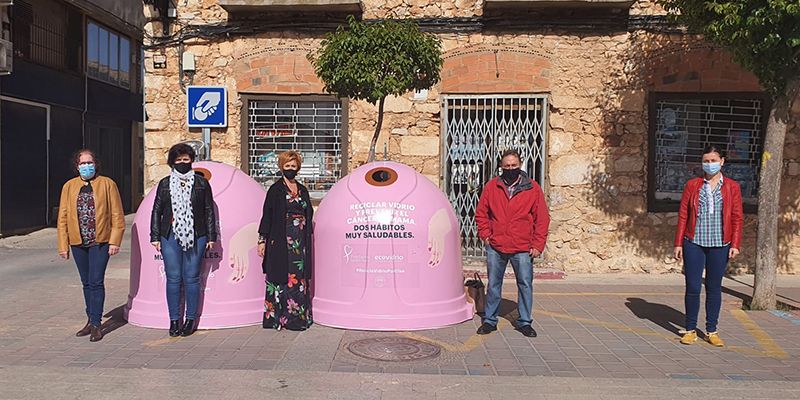 El Ayuntamiento de San Clemente se suma a la campaña de Ecovidrio ‘Recicla Vidrio por ellas’ con motivo del Día Mundial del Cáncer de Mama