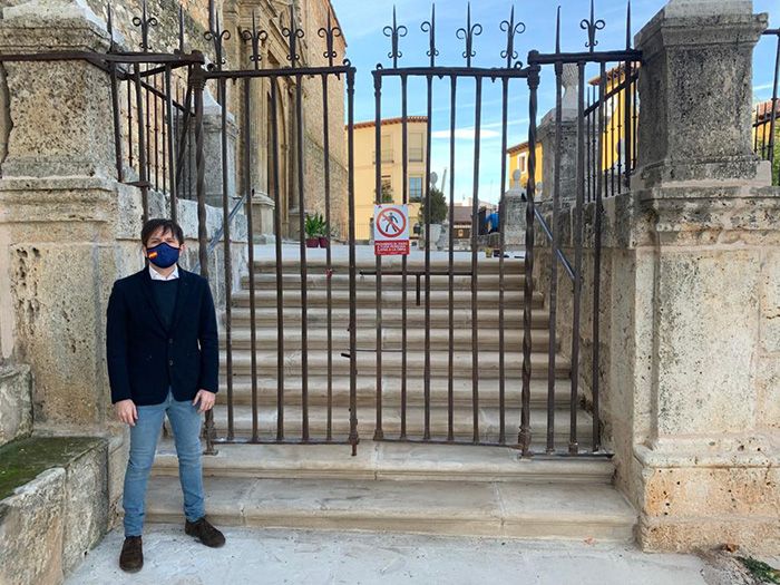 El Partido Popular de Mondéjar exige la reposición de la escalinata original de la lonja de la iglesia