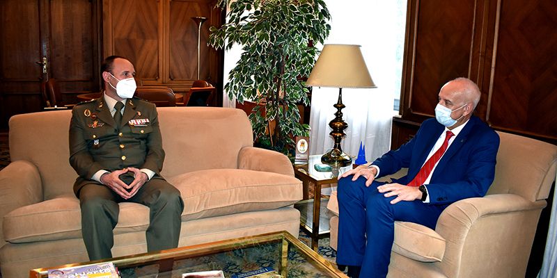 El subdelegado del Gobierno en Cuenca recibe al nuevo Comandante Militar de Cuenca y Toledo, Jesús Arenas
