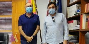 Escudero pone en valor el trabajo del alcalde de Santa María de los Llanos por su municipio