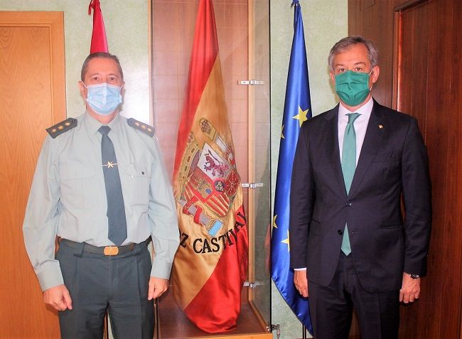 Eurocaja Rural visita a la Guardia Civil y le felicita con motivo de su patrona