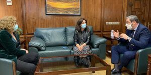 Eusebio Robles y Sonsoles Rico agradecen a Nieves González su labor en el Día Internacional de las Mujeres Rurales