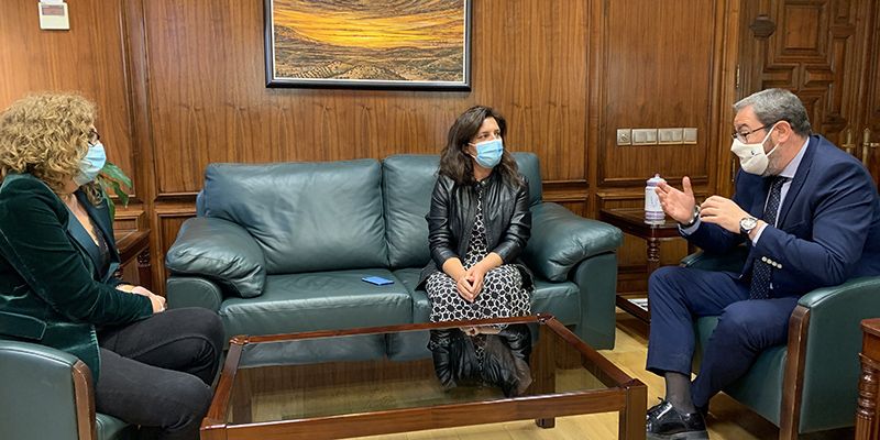 Eusebio Robles y Sonsoles Rico agradecen a Nieves González su labor en el Día Internacional de las Mujeres Rurales