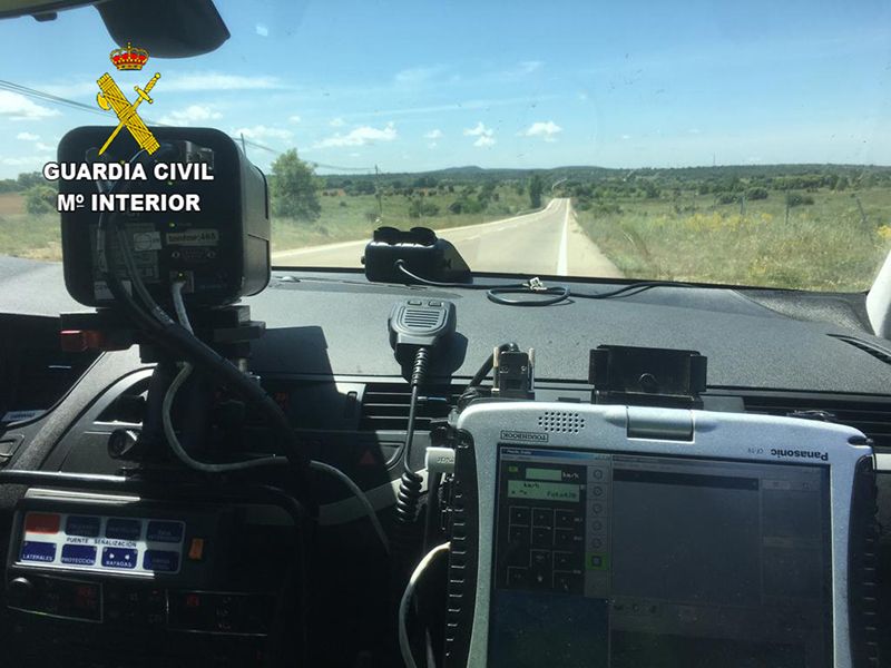 La Guardia Civil investiga al conductor de un turismo que circulaba por la carretera N-320 a la altura de Auñón a 185 Kmh.