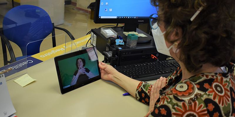 La Junta dota a la OIR de Cuenca de un servicio digital de interpretación en lengua de signos para personas con discapacidad auditiva