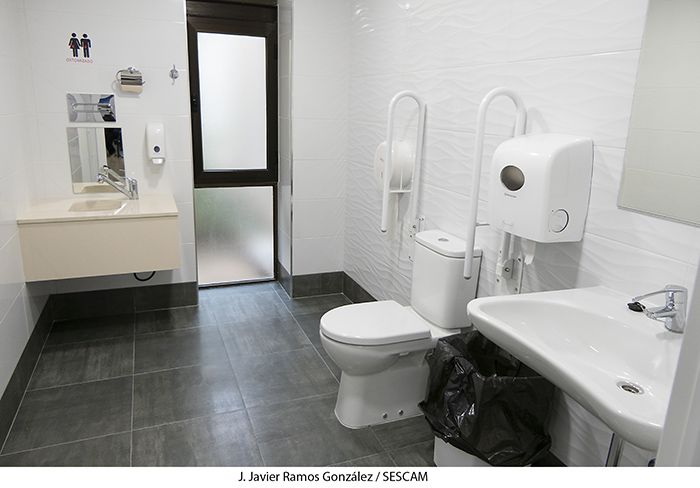 La Junta dota al Hospital Universitario de Guadalajara de un baño adaptado para personas con ostomías