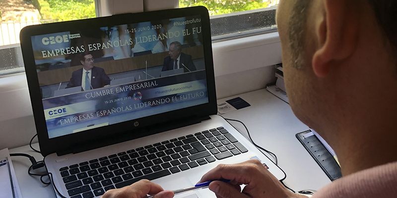 La patronal conquense traslada las ayudas del Gobierno regional para fomentar el trabajo a distancia