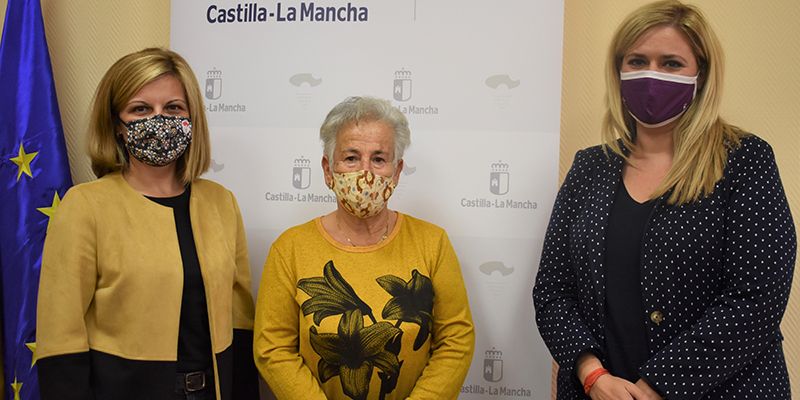 Martínez agradece a las mujeres del municipio de Sotos su implicación y entrega en la elaboración de material sanitario