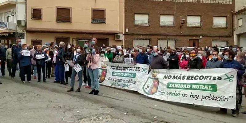 Más de 350 personas se concentran en Ledaña en defensa de sus servicios médicos