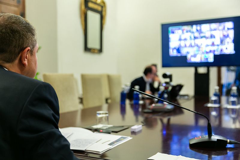 Page se reúne este martes con las cinco diputaciones, la FEMP y los agentes económicos y sociales de la región para consensuar las medias a tomar ante el Estado de alarma