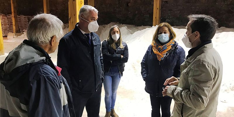 Vega se interesa por los nuevos proyectos en torno a las salinas de Saelices de la Sal