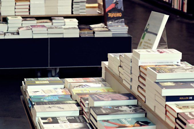A los libreros de C-LM no les hace ninguna gracia que la Junta oferte licencias digitales gratuitas de libros de lectura obligatoria en los colegios