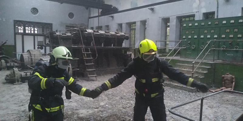 Bomberos se forman en orientación, movilidad y rescate de víctimas en condiciones de baja o nula visibilidad