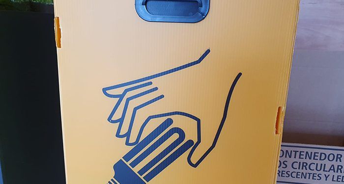 Nuevos contenedores para el reciclaje de bombillas, en el interior del ayuntamiento de Cabanillas 1 Contenedor para el reciclaje de bombillas