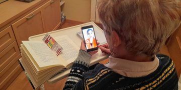 Cruz Roja Cuenca organiza talleres de lectura por whatsApp que favorecen las relaciones personales entre mayores