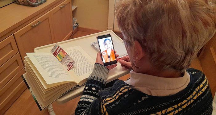 Cruz Roja Cuenca organiza talleres de lectura por whatsApp que favorecen las relaciones personales entre mayores