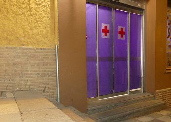 Cruz Roja Cuenca “viste” de violeta la entrada de su sede con motivo del 25N Cruz Roja Cuenca “viste” de violeta la entrada de su sede con motivo del 25N