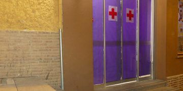 Cruz Roja Cuenca “viste” de violeta la entrada de su sede con motivo del 25N