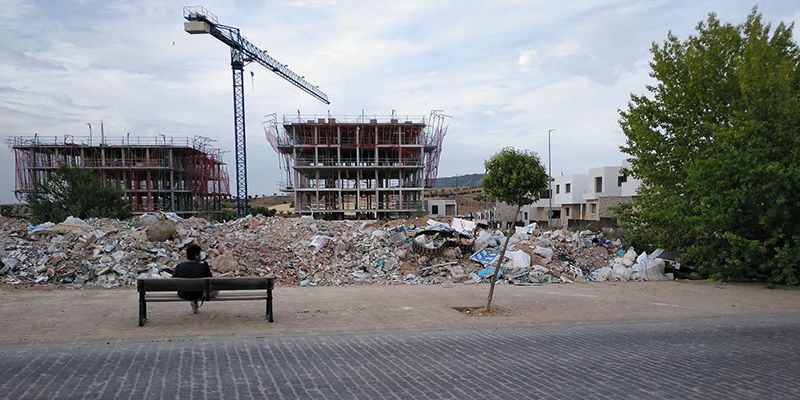 El Ayuntamiento de Guadalajara acaba con las “escombreras” en las que se habían convertido varias parcelas municipales de la ampliación de Aguas Vivas