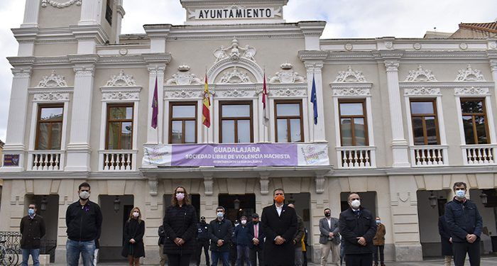 El Ayuntamiento de Guadalajara condena cualquier tipo de violencia hacia las mujeres y se suma “a la lucha por conseguir una sociedad más justa e igualitaria” 1 El Ayuntamiento de Guadalajara condena cualquier tipo de violencia hacia las mujeres y se suma “a la lucha por conseguir una sociedad más justa e igualitaria”