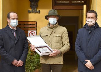 El Ayuntamiento de Guadalajara reconoce la labor de Fernando López Herencia para convertir el centro de recuperación del zoo municipal en una referencia nacional