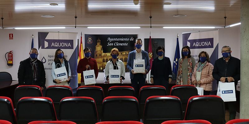 El Ayuntamiento de San Clemente y Aquona entregan cerca de mil mascarillas infantiles a los centros educativos del municipio