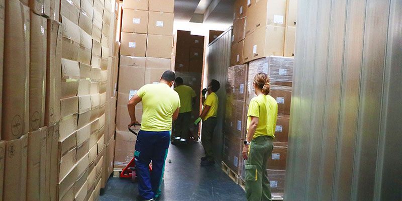 El Gobierno de Castilla-La Mancha ha enviado esta semana cerca 480.000 artículos de protección a los centros sanitarios