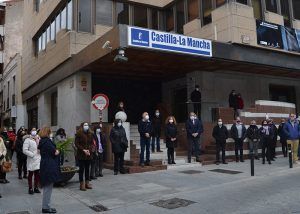 El Gobierno regional guarda un minuto de silencio en Guadalajara en memoria de las víctimas de la violencia de género