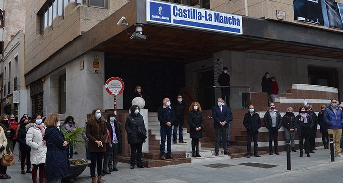 El Gobierno regional guarda un minuto de silencio en Guadalajara en memoria de las víctimas de la violencia de género