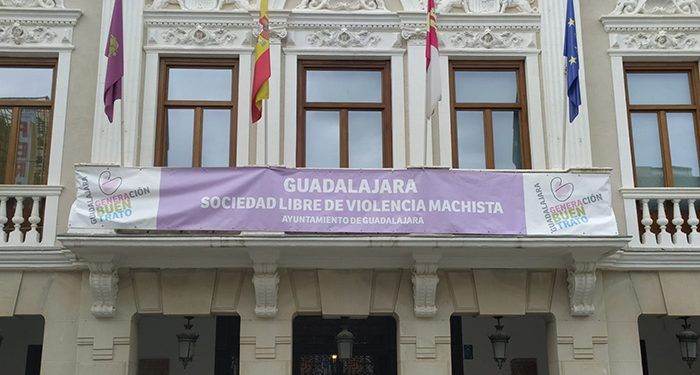 El Grupo Municipal VOX critica “el uso indebido del balcón del Ayuntamiento de Guadalajara en una campaña propagandística y de imposición ideológica, regada de dinero público”
