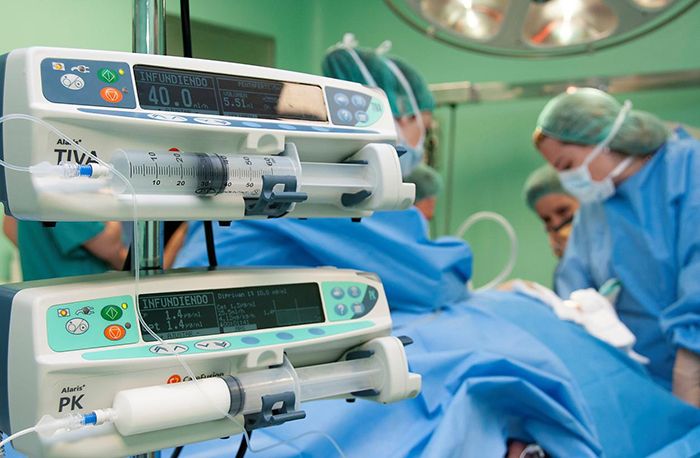 El Hospital de Guadalajara participa en un estudio que relaciona los protocolos de recuperación acelerada con una mayor supervivencia tras una cirugía por cáncer colorrectal