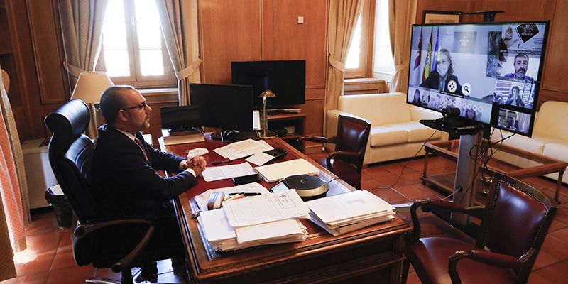 El presidente del Parlamento autonómico reclama en el Día Universal de la Infancia la firma del Pacto Estatal