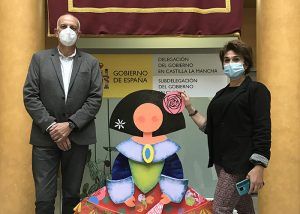 El subdelegado del Gobierno de Cuenca recibe la ‘Menina’ realizada por los alumnos de la Escuela de Arte Cruz Novillo