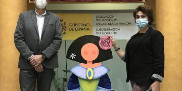 El subdelegado del Gobierno de Cuenca recibe la ‘Menina’ realizada por los alumnos de la Escuela de Arte Cruz Novillo