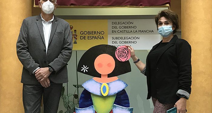 El subdelegado del Gobierno de Cuenca recibe la ‘Menina’ realizada por los alumnos de la Escuela de Arte Cruz Novillo 1 El subdelegado del Gobierno de Cuenca recibe la ‘Menina’ realizada por los alumnos de la Escuela de Arte Cruz Novillo
