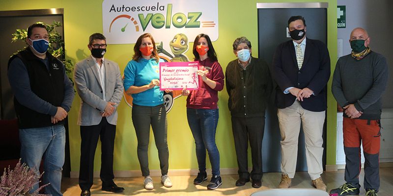 La Autoescuela La Veloz gana el concurso de escaparate Guadalajara en Rosa