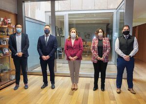 La consejera de Educación y el alcalde de Tragacete abordan asuntos de interés para la localidad