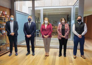 La consejera de Educación y el alcalde de Tragacete abordan asuntos de interés para la localidad La consejera de Educación y el alcalde de Tragacete abordan asuntos de interés para la localidad